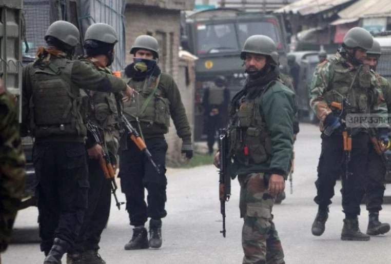 जम्मू कश्मीर के पुलवामा में सुरक्षा बलों ने 2 आतंकियों को ढेर कर दिया है