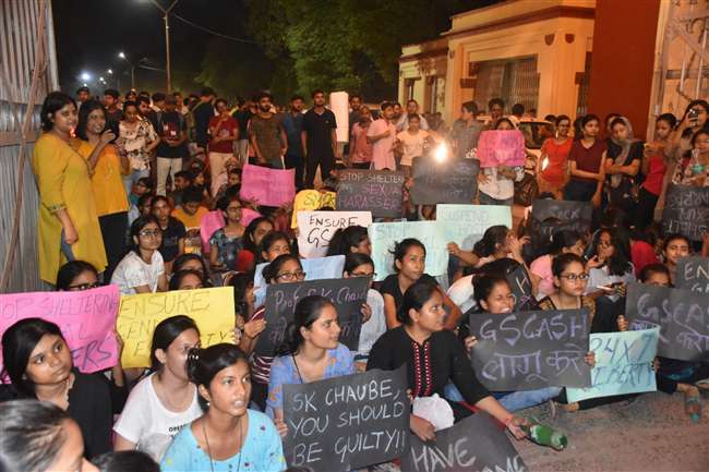BHU में यौन शोषण का दोषी प्रोफेसर बहाल, विरोध में सड़क पर उतरीं छात्राएं