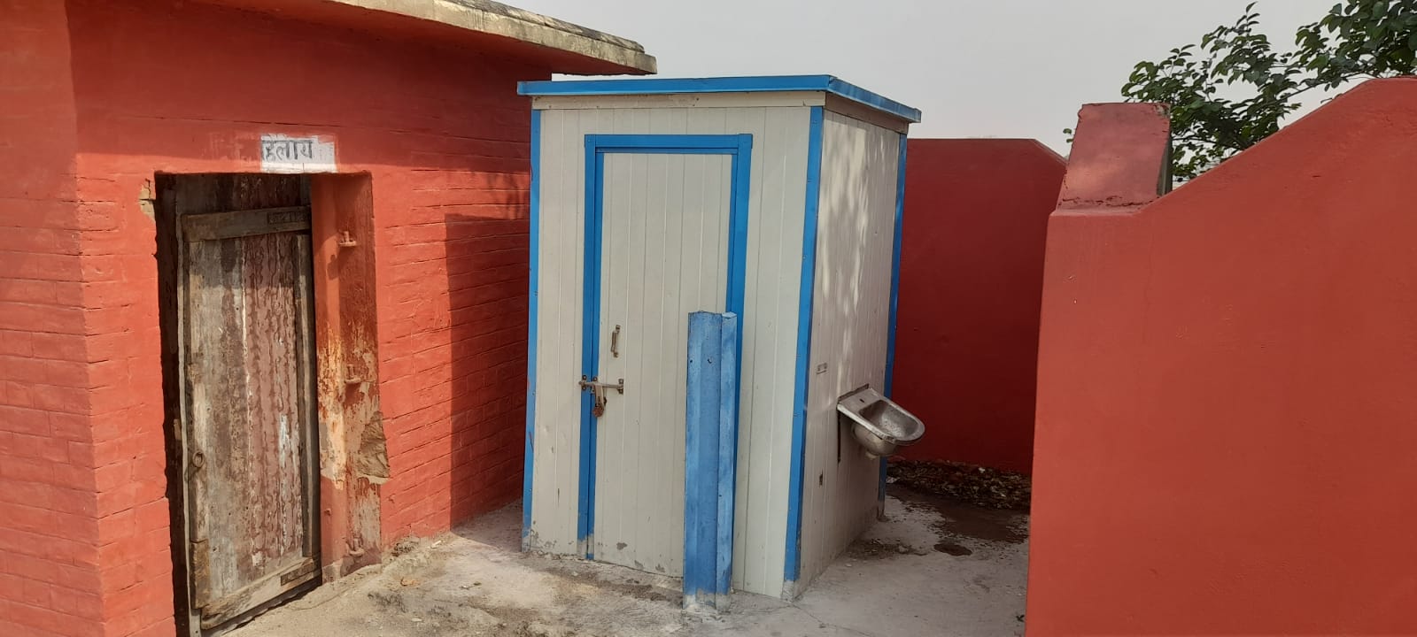 धीना रेलवे स्टेशन के शौचालय पे महीनों से लटक रहा ताला,यात्रियों को हो रही असुविधा
