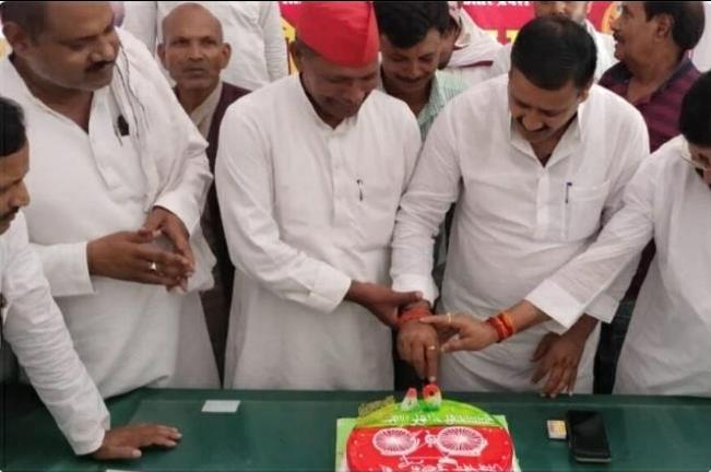 सपा कार्यकर्ताओं ने केक काटकर मनाया अखिलेश यादव का जन्मदिन