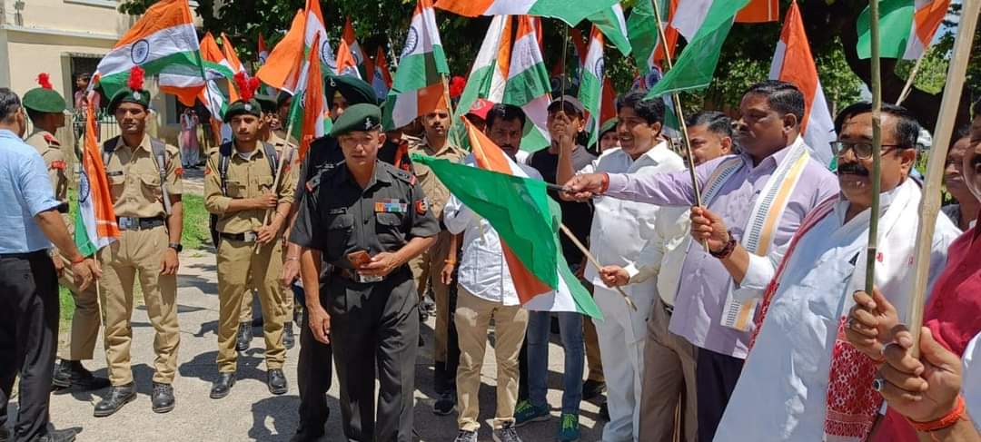 बलरामपुर सदर विधायक पलटू राम ने तिरंगा रन को हरी झंडी दिखाकर किया रवाना