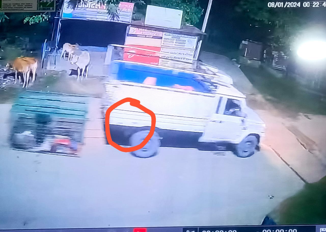 शक्तिनगर थाना क्षेत्र के कोटा बस्ती में मुर्गा दुकान का जाली टेबल,कुर्सी एक व्यक्ति ने उठवा ले गया और जान से मारने की धमकी भी दिया